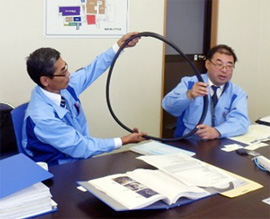 水道管用ゴム輪を持つ廣田社長（右）と安田業務管理室長（左）